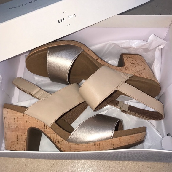 * SOLD * Rockport Nude and Silver Two-band Vivianne Leather Sandal - Size 9.5 - Picture 6 of 11